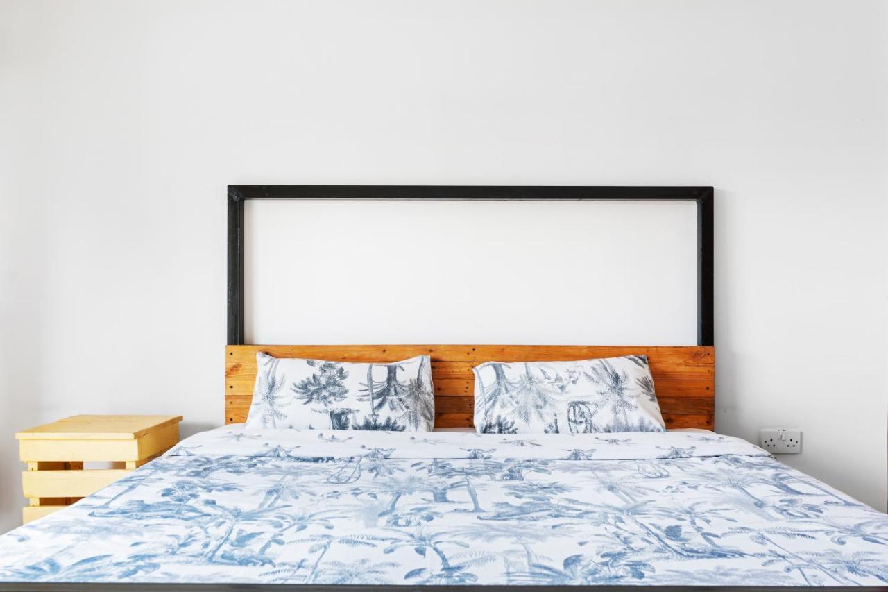 Bushpig Backpackers Hostel คัมพาลา ภายนอก รูปภาพ