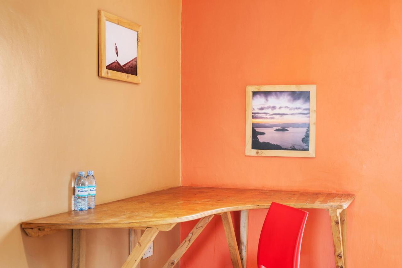 Bushpig Backpackers Hostel คัมพาลา ภายนอก รูปภาพ