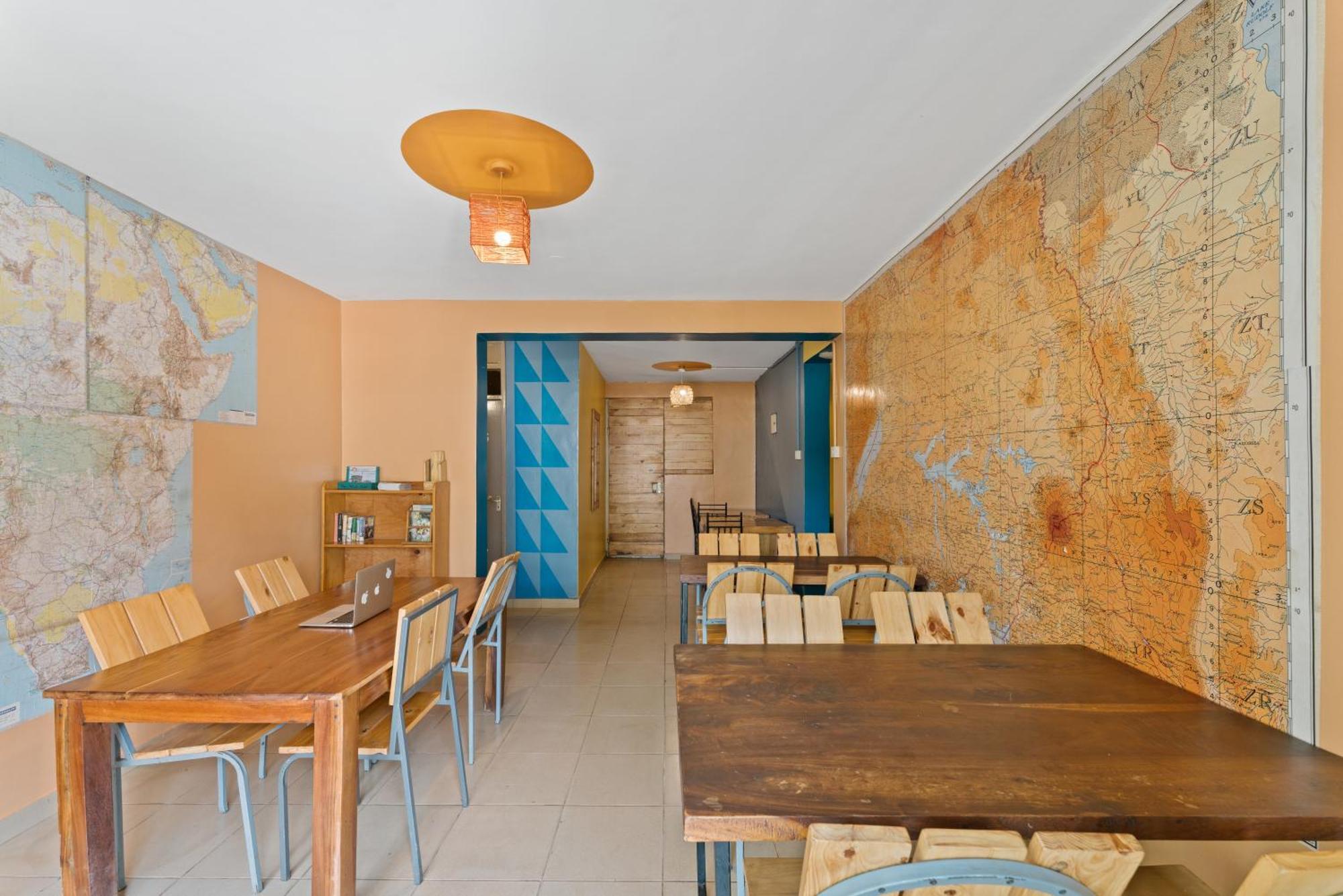 Bushpig Backpackers Hostel คัมพาลา ภายนอก รูปภาพ