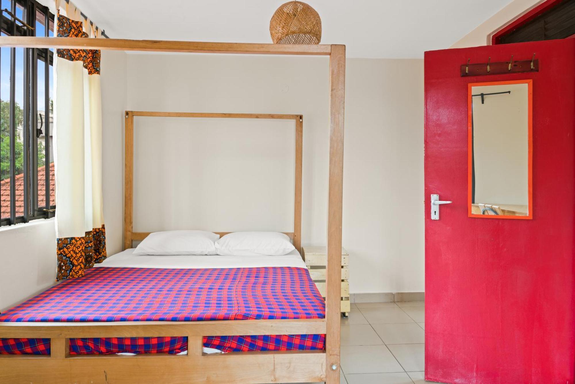 Bushpig Backpackers Hostel คัมพาลา ภายนอก รูปภาพ