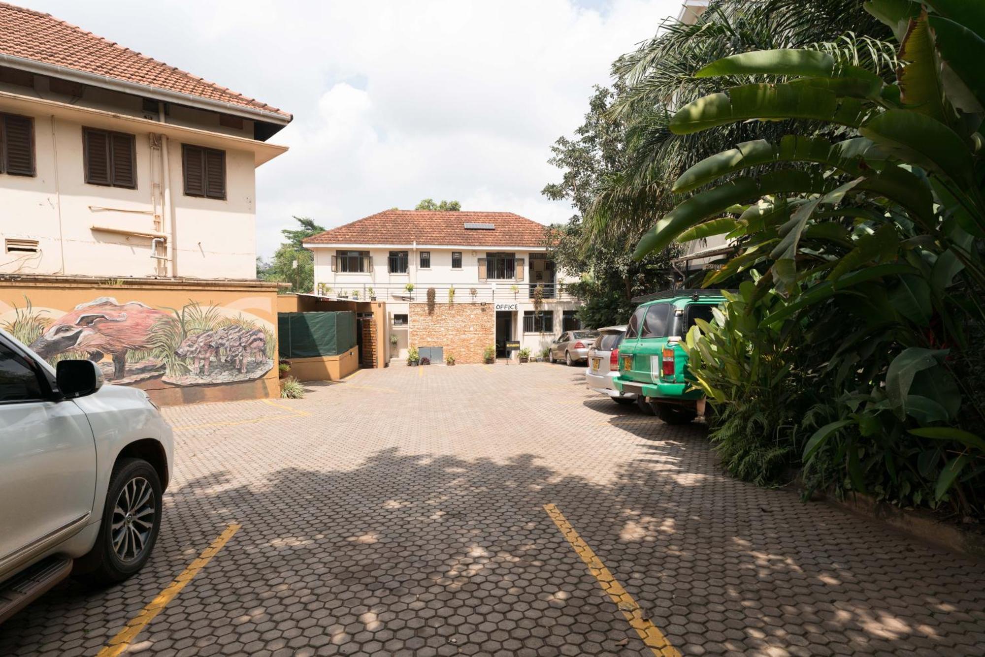 Bushpig Backpackers Hostel คัมพาลา ภายนอก รูปภาพ