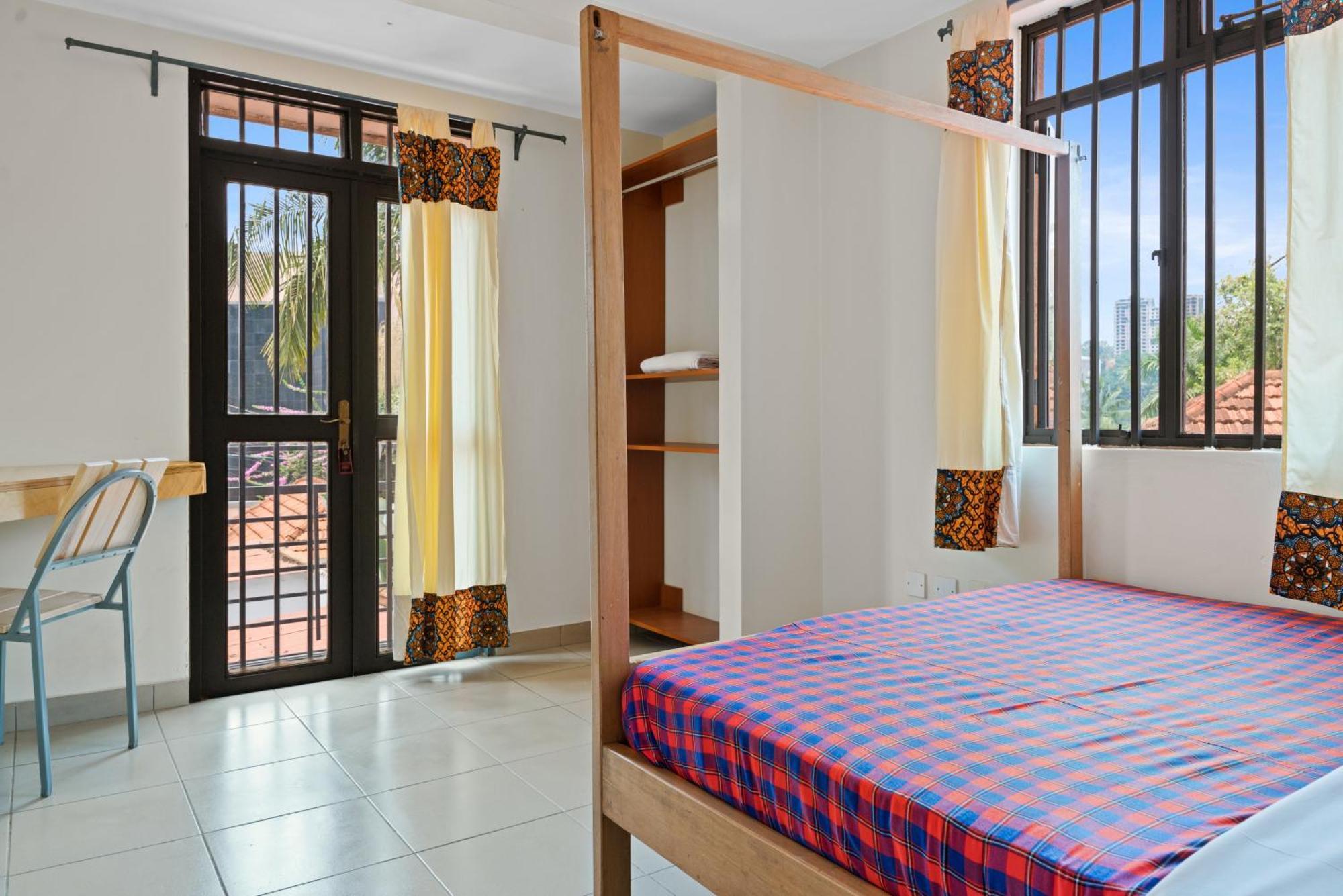 Bushpig Backpackers Hostel คัมพาลา ภายนอก รูปภาพ