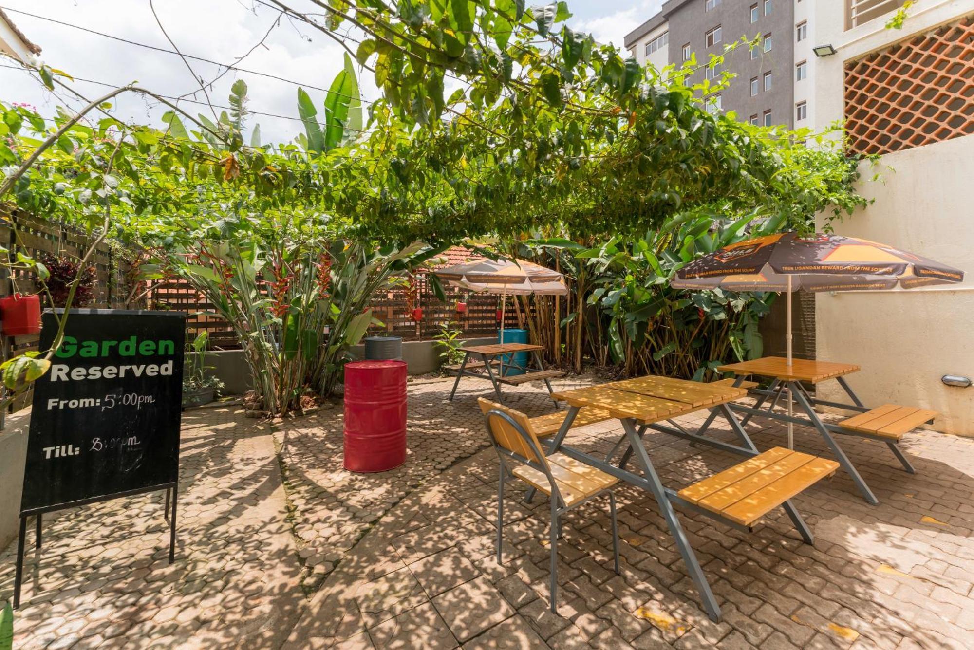 Bushpig Backpackers Hostel คัมพาลา ภายนอก รูปภาพ