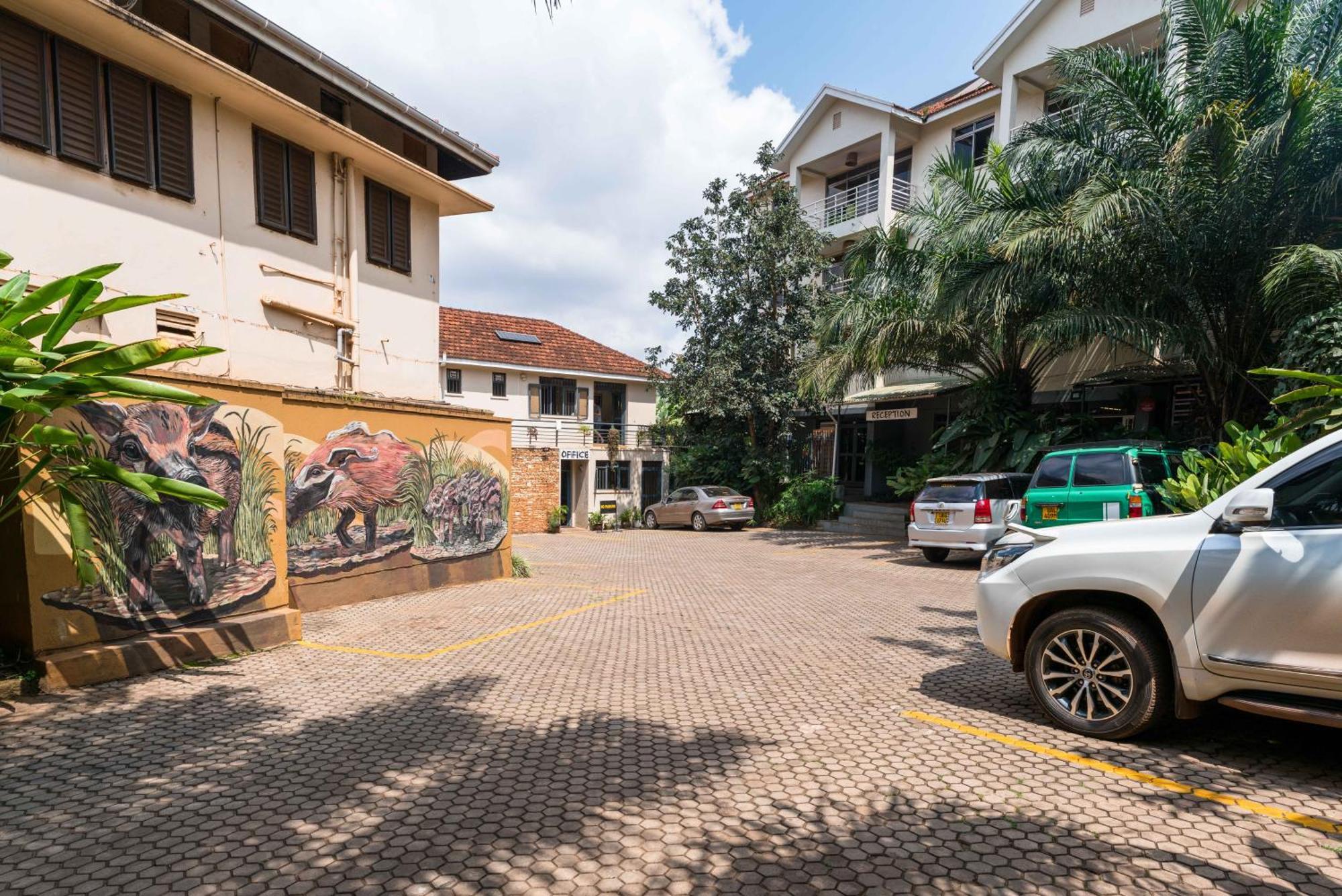 Bushpig Backpackers Hostel คัมพาลา ภายนอก รูปภาพ