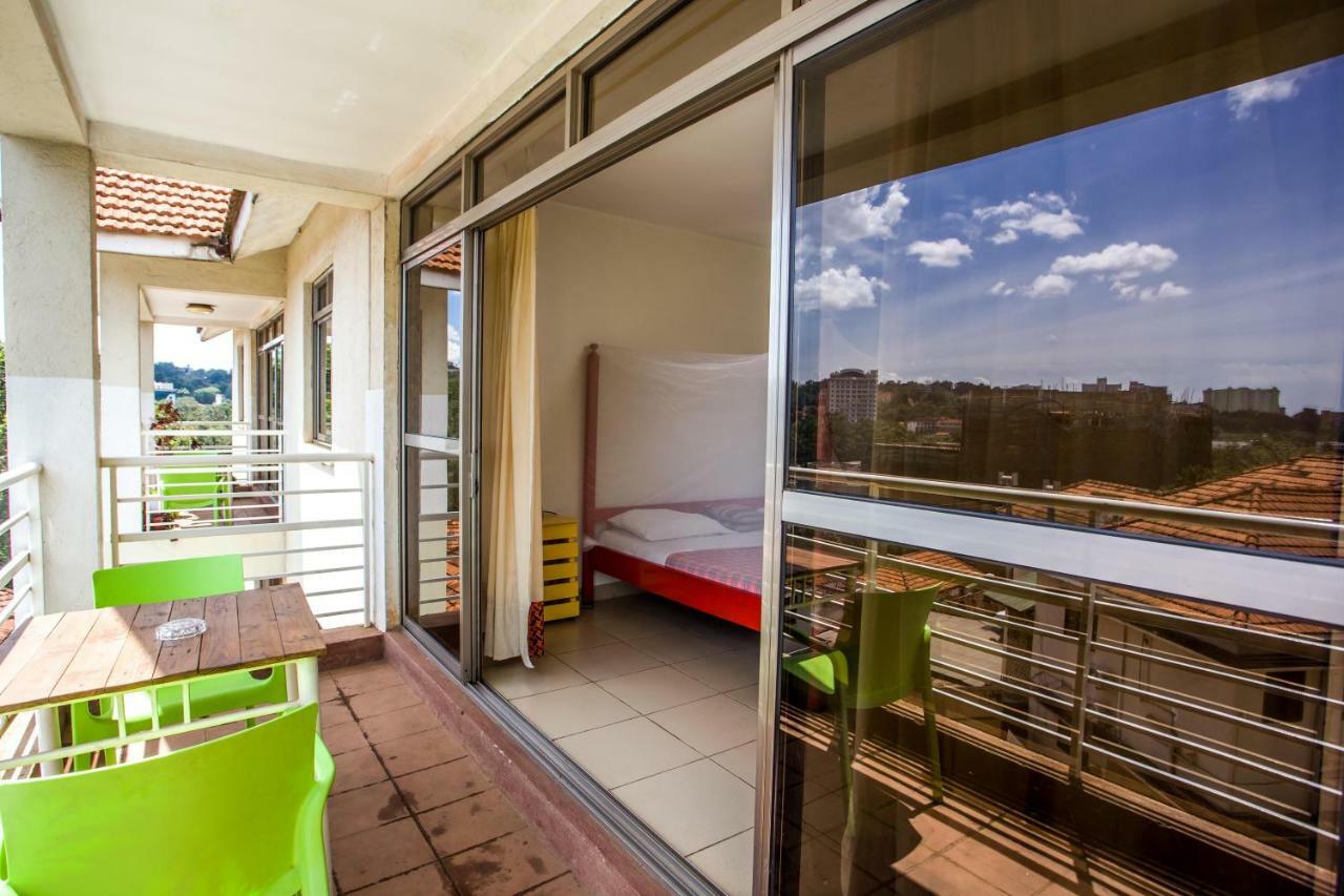 Bushpig Backpackers Hostel คัมพาลา ภายนอก รูปภาพ