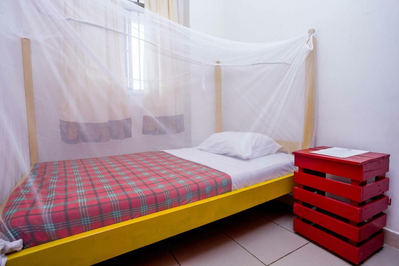 Bushpig Backpackers Hostel คัมพาลา ภายนอก รูปภาพ