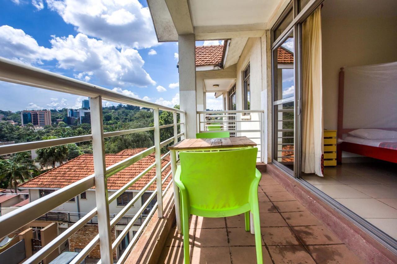 Bushpig Backpackers Hostel คัมพาลา ภายนอก รูปภาพ