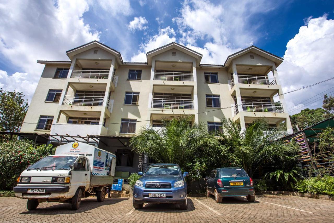 Bushpig Backpackers Hostel คัมพาลา ภายนอก รูปภาพ