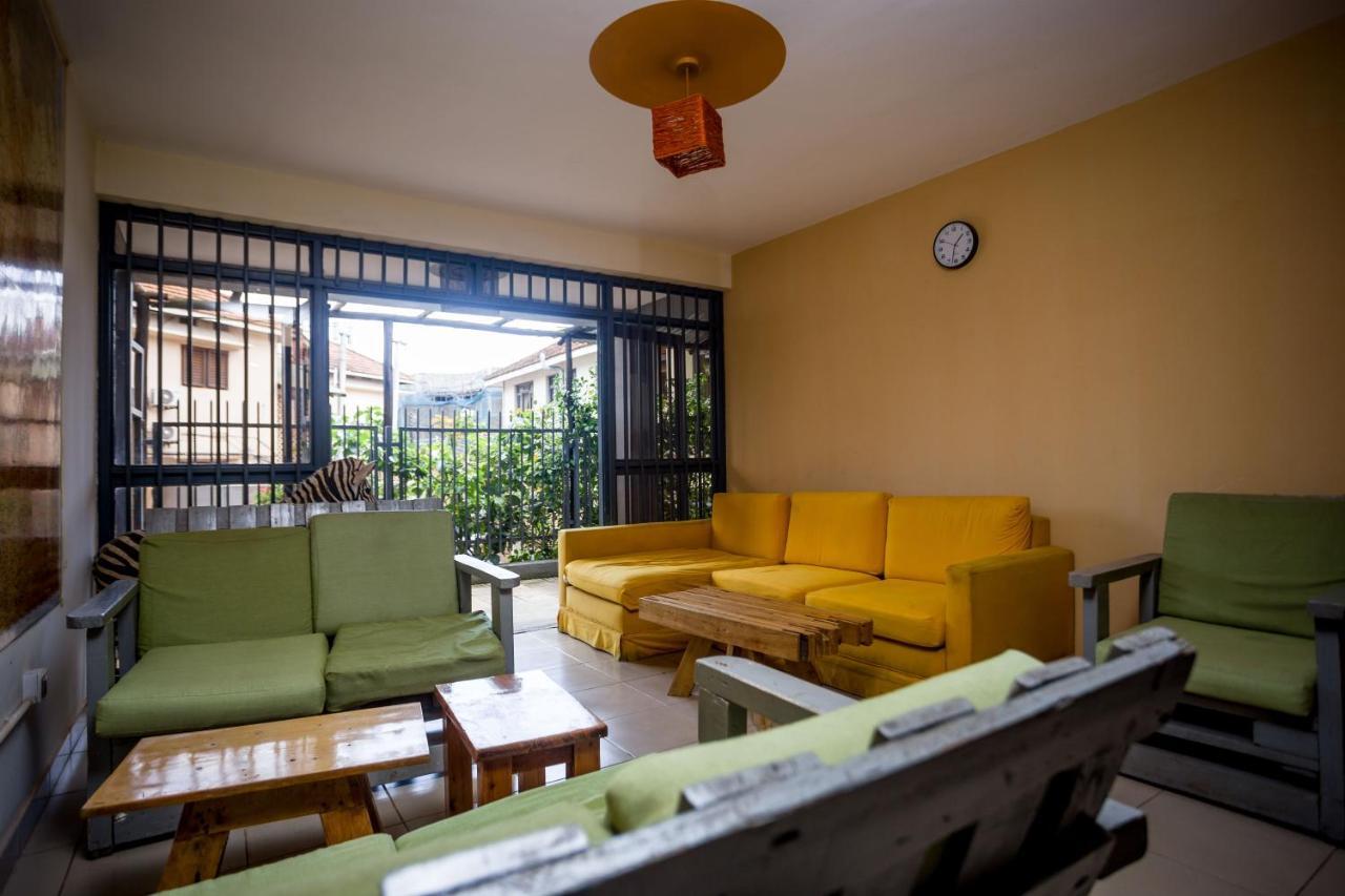 Bushpig Backpackers Hostel คัมพาลา ภายนอก รูปภาพ