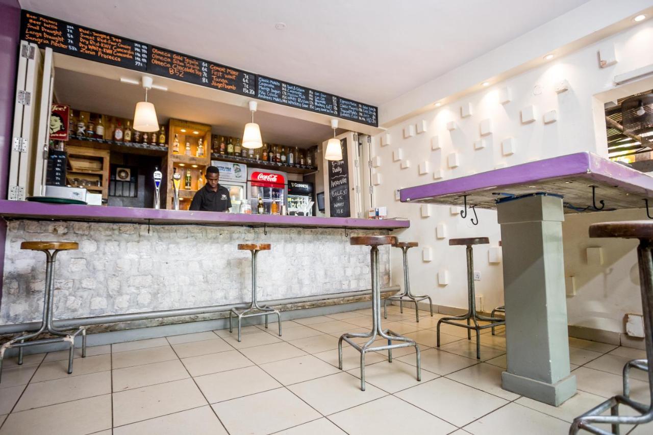 Bushpig Backpackers Hostel คัมพาลา ภายนอก รูปภาพ